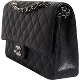 Bolsa Chanel Caviar Preta Média Clássica com Aba Dupla e Alças Duplas, Prateada e Acolchoada